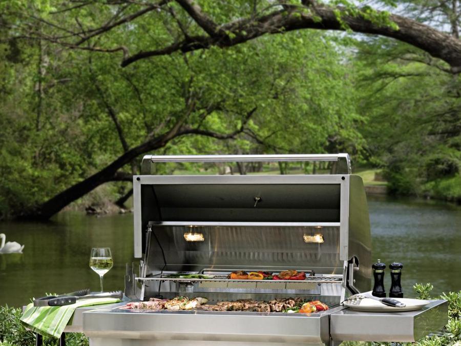 Frigo2000, Wolf, grill potente, con doppia parete in acciaio inox, superattrezzato, con prestazioni molto precise e professionali, funzionante a gas, adatto a qualsiasi tipo di cottura; è dotato di cassetto scaldapiatti